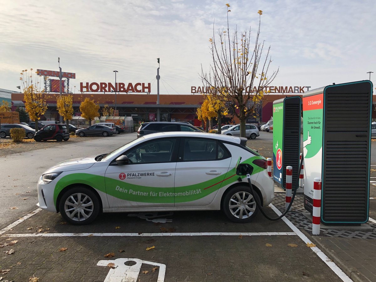 Pfalzwerke's tweet image. Ab sofort kann an unserem neuen großen #Ladepark auf dem #Parkplatz des @[HORNBACH] #Baumarkt in Ludwigshafen-Oggersheim an 2 H#yperchargern geladen werden! Weitere Infos zum Standort und den verschiedenen #Lademöglichkeiten vor Ort 👉 fcld.ly/92q4xqu