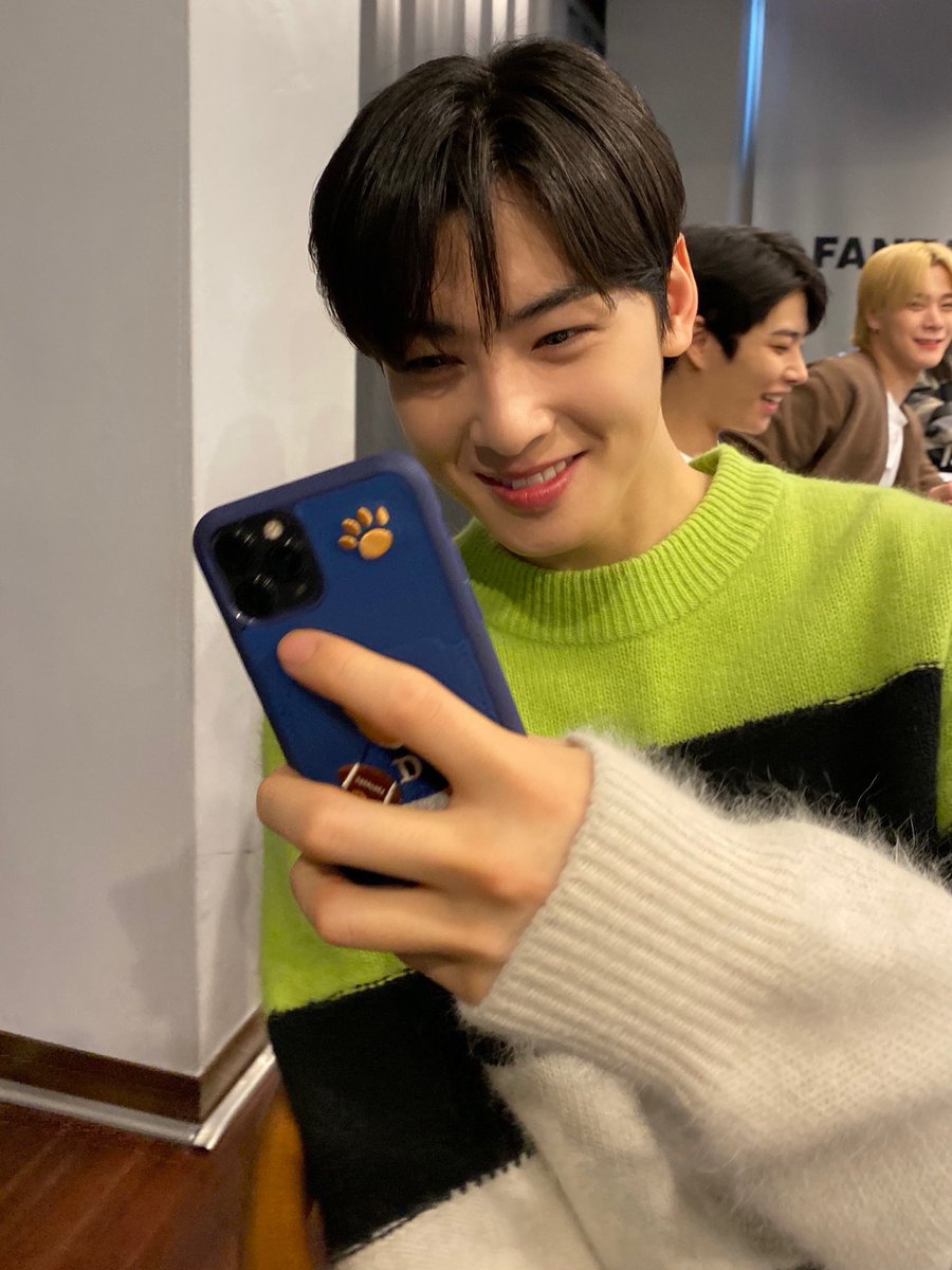 hourlyeunwoo_c's tweet photo. his smile and the fuzzy sweater 💗 #차은우 https://t.co/c4QrVDtdAM