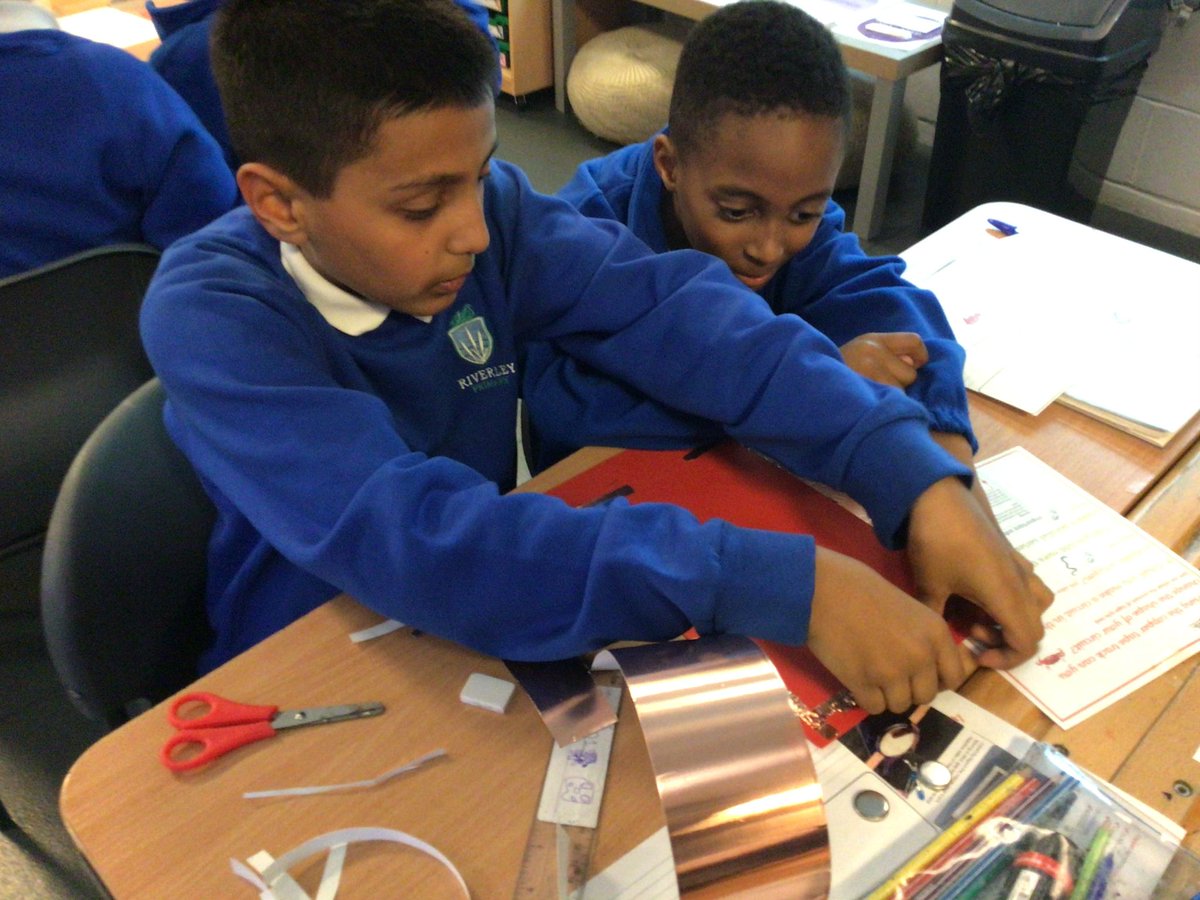 RiverleyPrimary's tweet image. Year 5 have been experimenting with electrical circuits for their design and technology project. The children showcased their problem solving skills as they prepare to create their Christmas cards! #creativity #DandT #iterativeprocess
