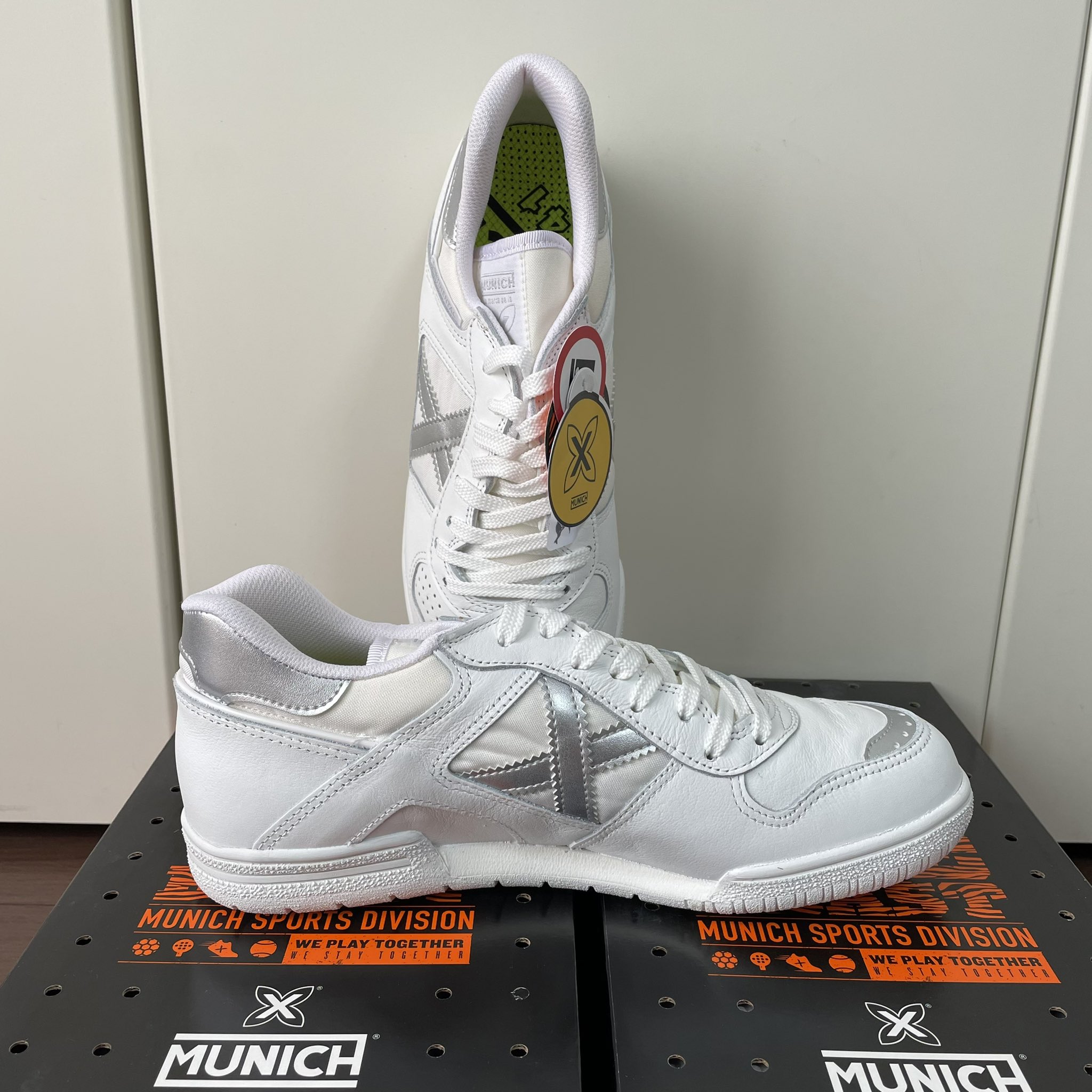 MUNICH】ムニック フットサル continental v2/青/42 - シューズ MUNICH】ムニック フットサル continental v2/青/42 - シューズ