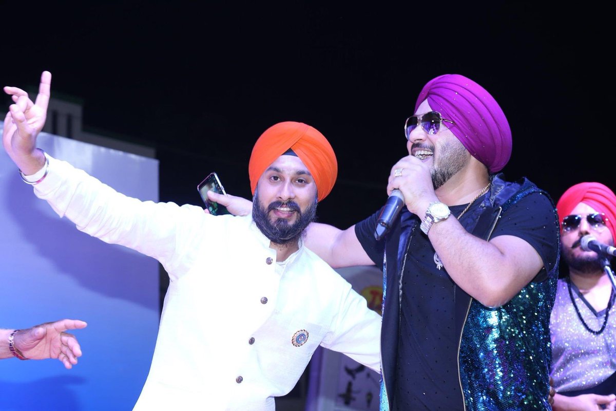 iAmanUppal's tweet photo. On this special day, I wish #HappyBirthday & Good Health, Lots of Success, Fame & everything to Bollywood Singer & wonderful brother @iamsinghdilbagh paaji.
Stay Blessed always & Luv you alot.
#BornArtist #KingOfStage #IamSinghDilbagh #waffles https://t.co/LnclaxTFXo