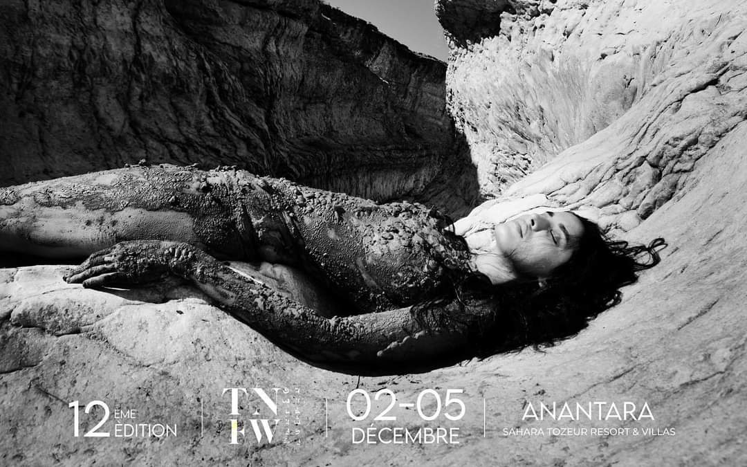 DiscoverTUN's tweet photo. 🔜 Launching a journey in midst of oasis &amp; mountains. A journey where traditions embrace the uniqueness of the landscapes and its crystallized desert roses. Stay tuned for a mix of majestic sand dunes and a glamorous fashion &amp; lifestyle week  in #Tunisia. #TNFW #Tozeur #anantara https://t.co/e9B0KZsJn1