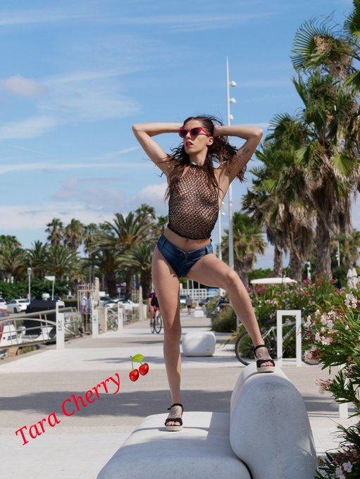 Je vous souhaite un bon #vendredisein mes Cherry's ador&eacute;s 🍒😘💋  https://t.co/PHxAUEYAnw https://t.co/Ld4OJUhLtb<a href="/tag/vendredisein"class="tags">#vendredisein</a>