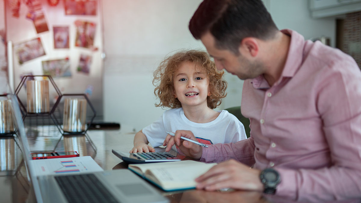 Beruf und Familienleben in eine gute Balance zu bringen, ist auch 2021 eine Herkulesaufgabe. Wie Arbeitnehmer und Arbeitgeber gleichermaßen von familienbewussten Rahmenbedingungen profitieren, zeigt der S-Servicepartner. bit.ly/3kQ1eyf