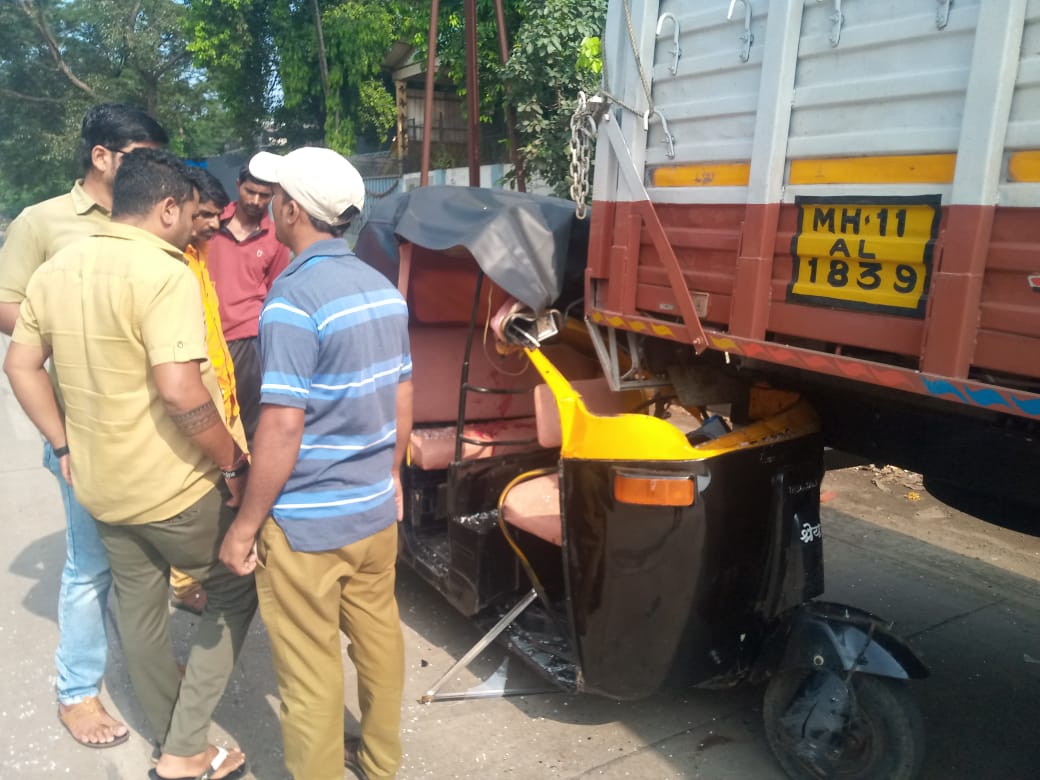 Ambernath_ACF's tweet photo. @DGPMaharashtra
@ThaneCityPolice @ThaneTraffic 
Ambarnath,Speeding Rickshaw hit the parked Truck on road in MIDC anand nagar on 19.11.21 at apox 10:30 am.

Request #DCPTRAFFIC sir 2order 4strict action against Rickshaw,Trucks, cars found parked on Road risking the citizens Life. https://t.co/FCtepyBU4H