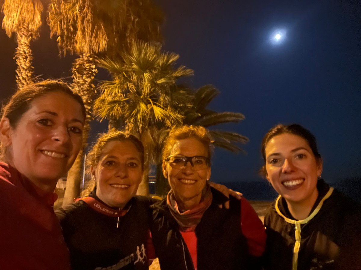 Un dijous més hem sortit a correr en grup per reivindicar que es necessari tenir llum a la zona no urbanitzada entre  Badalona i Montgat  ja que posa en risc a les persones que hi passen molt d'hora al matí o per la nit, ja sigui per caigudes o per possibles agressions.