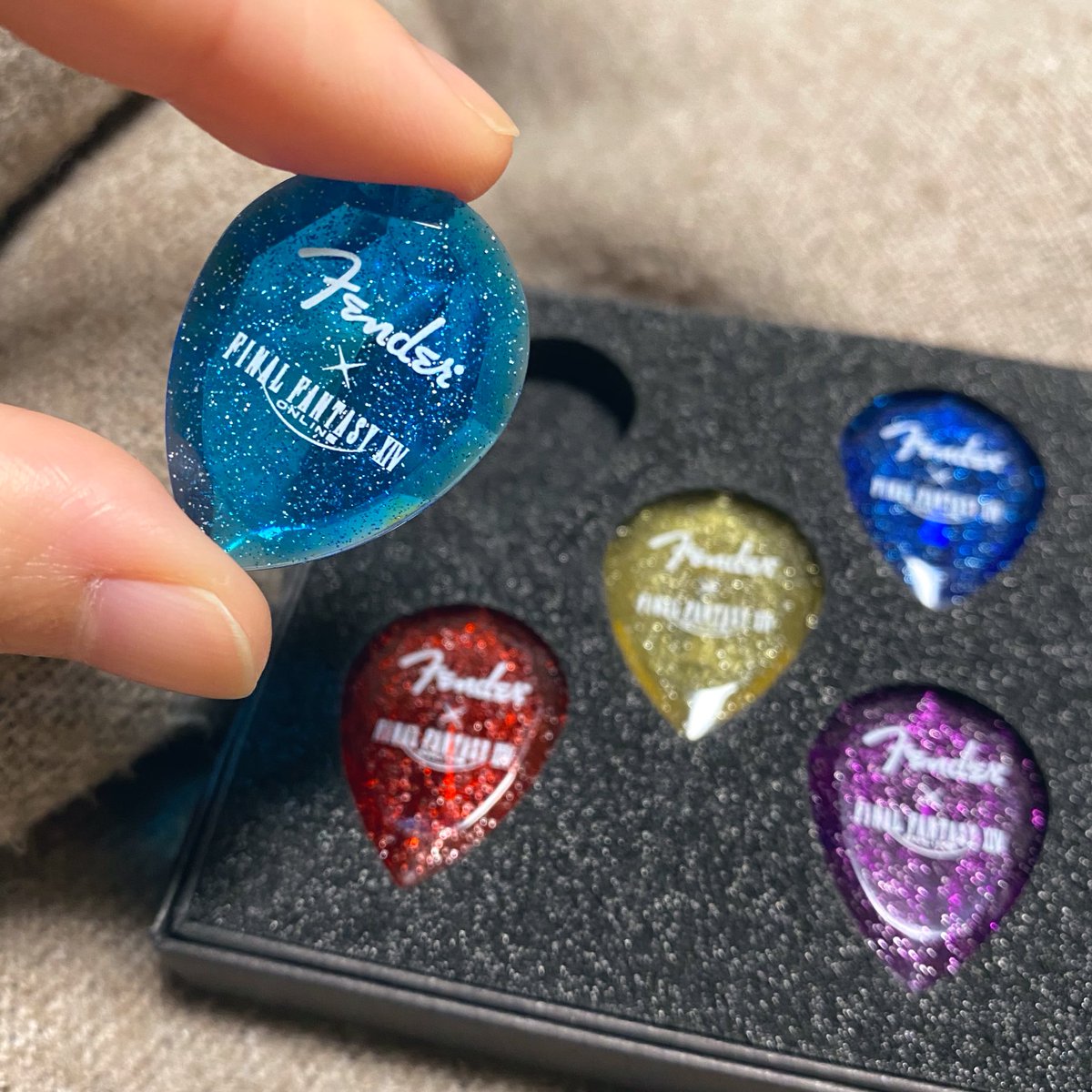 と、いうわけで！！
Fenderコラボの #FF14 ピックが、さっそく我が家にやって来ました！

光に透かすとキラキラ✨
箱のままだと勿体ないから、ピック立てて飾るスタンドが欲しくなるわね…( *｀ω´)