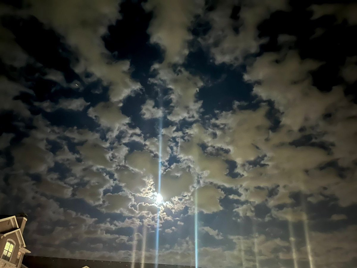 Romil09's tweet photo. #LunarEclipse #before https://t.co/WAIoMz0cfP