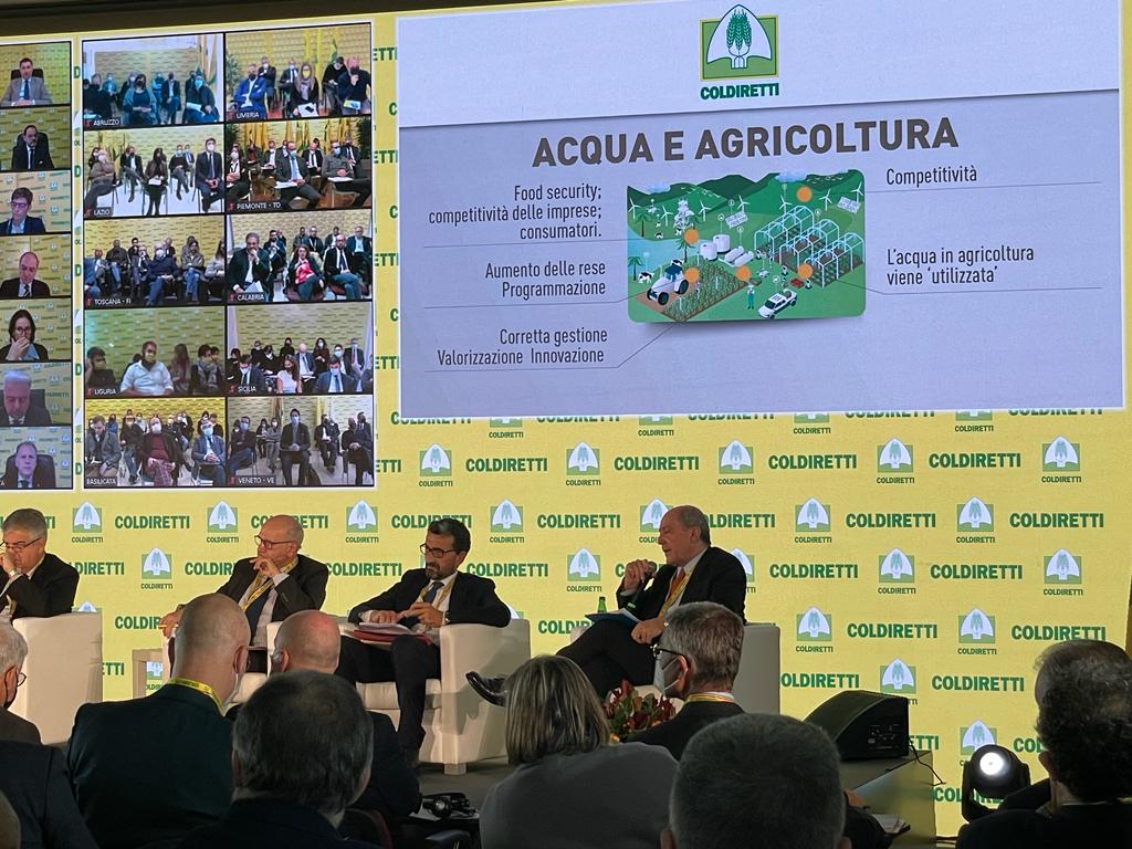 Ambrosetti_'s tweet photo. Massimo Gargano, DG @ANBI_Nazionale al #forumcoldiretti21 "Come messo in evidenza dalle analisi della Community #ValoreAcqua Italia investe solo 40 Euro per abitante all’anno (media UE 100) davanti solo a Malta e Romania. #Acqua deve essere priorità dei prossimi anni"
@coldiretti https://t.co/QvEe6mC9Sw