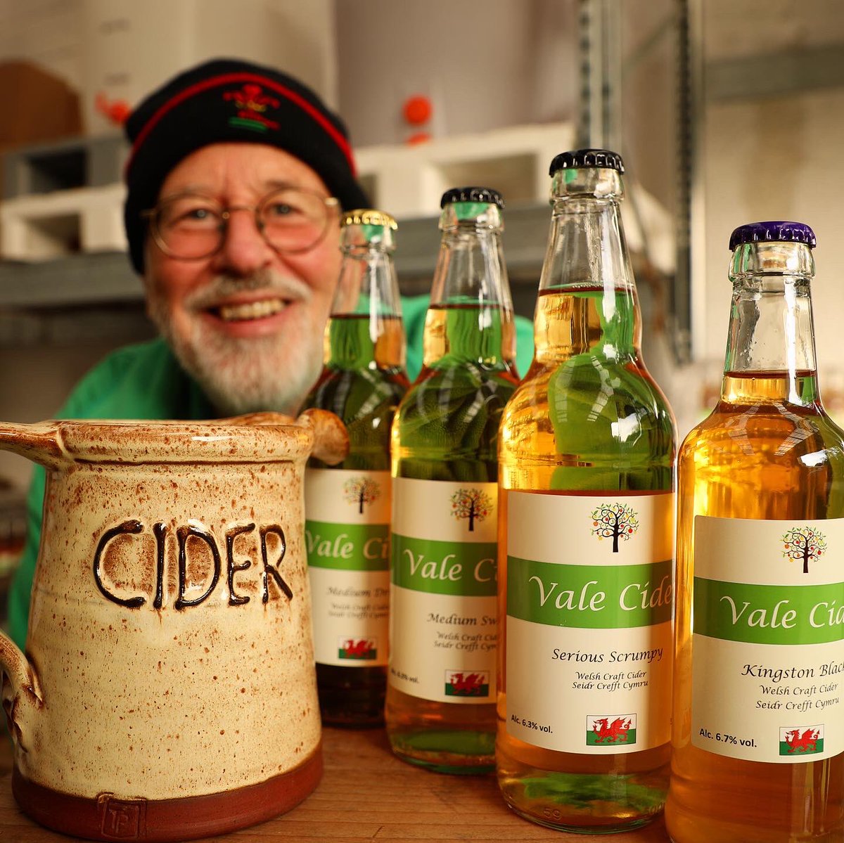 PhoebeRSmith's tweet photo. Day two of my #VGlam culinary trail… grape picking @Glyndwrvineyard; tasting the seriously scrumpy #ValeCider with owner Nick and learning how to mix botanicals to make the perfect gin @HensolCastle - yuuuummmmyyy!!! #trailsfromthevale #visitthevale #ad https://t.co/7OWxMLqptv