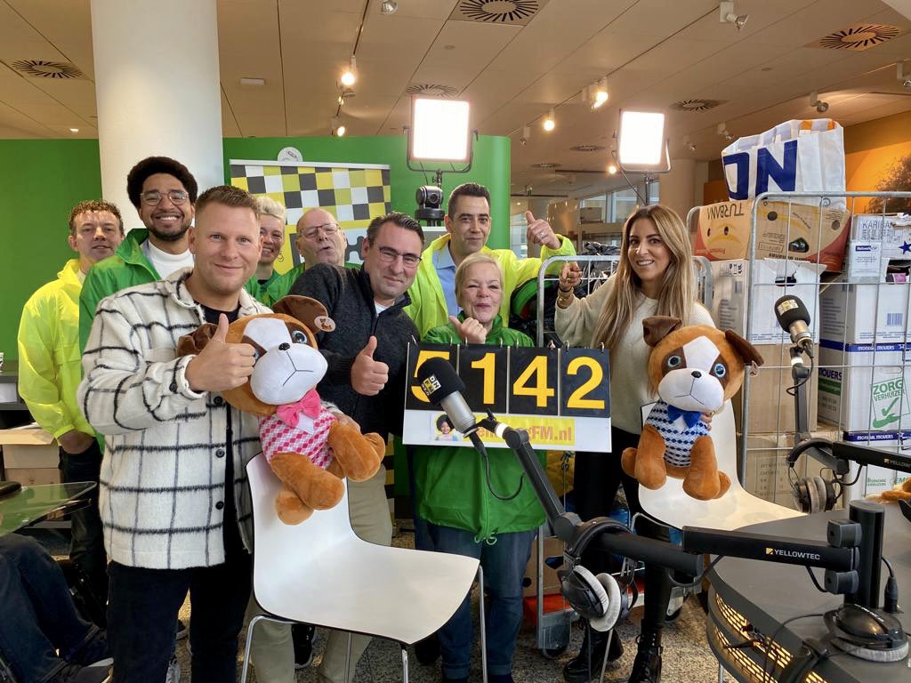ONGELOOFLIJK! Dankzij alle lieve mensen die cadeautjes gebracht hebben, konden we namens Hart voor Den Haag zojuist 1.260 cadeaus afleveren bij <a href="/DenHaagFM/">Den Haag FM</a> voor de hartverwarmende actie van <a href="/Sintvoorieder1/">Sintvoorieder1</a>! 

De tussenstand staat nu op:
5️⃣1️⃣4️⃣2️⃣ 🎁 #trots #wijregelenhet