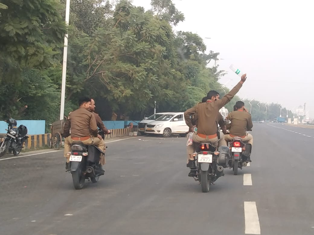 aap_ka_santosh's tweet photo. नियम कायदे ताख पर,क्योंकि हम है @Uppolice . ये DG कॉन्फ्रेन्स की ड्यूटी में अमित शाह के आगमन की ड्यूटी वाले है।
 स्थान: शहीद पथ के बगल। सुल्तानपुर रोड से पुलिस हेड क्वार्टर की तरफ। https://t.co/MC6DTLuK8y