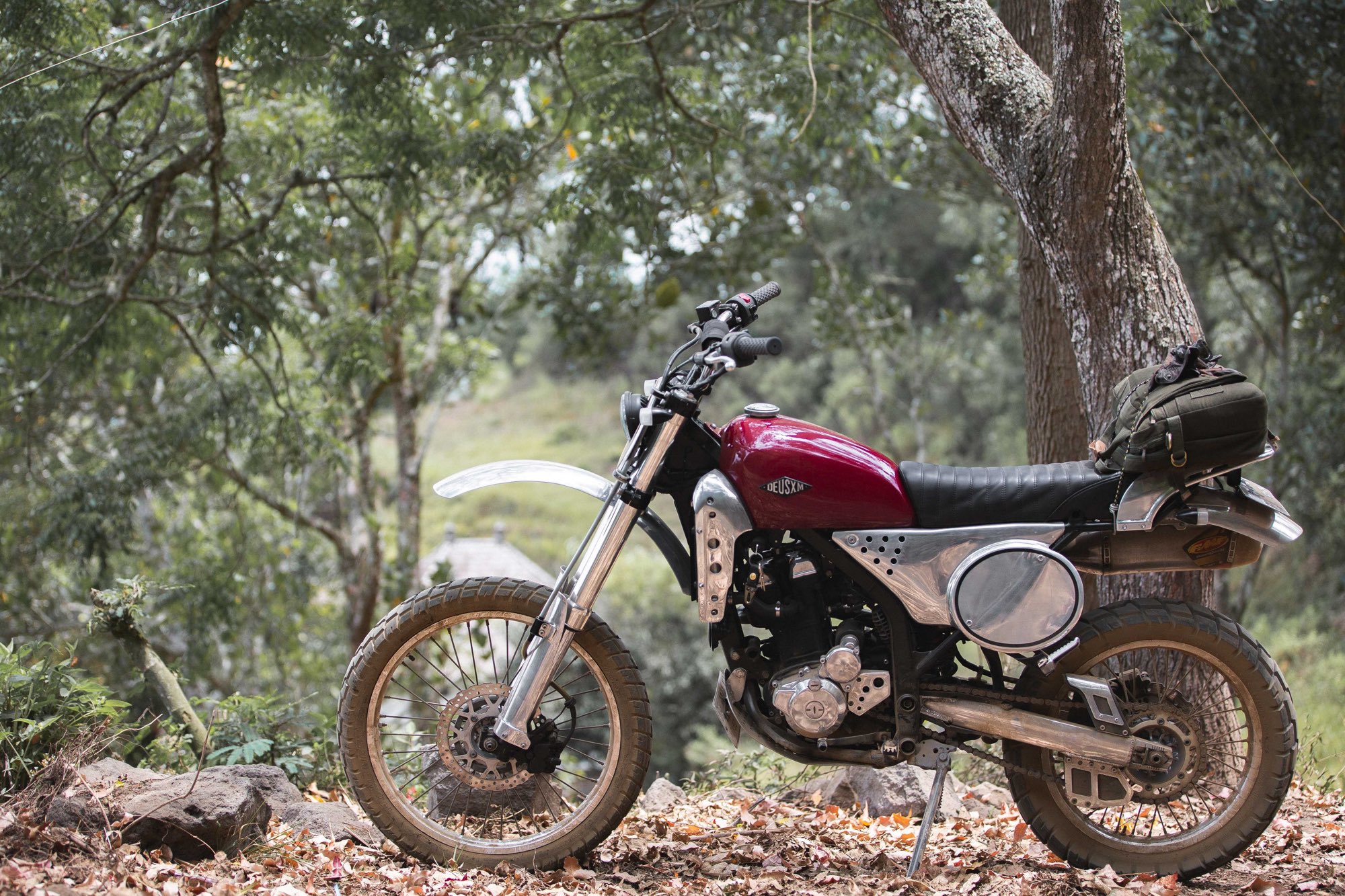 Deus Ex Machina Japan デウス エクス マキナ ジャパン Rufus ルーファス デウスバリから最新カスタム車両の紹介 ベース車両は14kawasaki Klx250 デウスバリのガラージで埃を被っていたところ 新しい息吹が吹き込まれラテン語で 赤を意味する Rufus