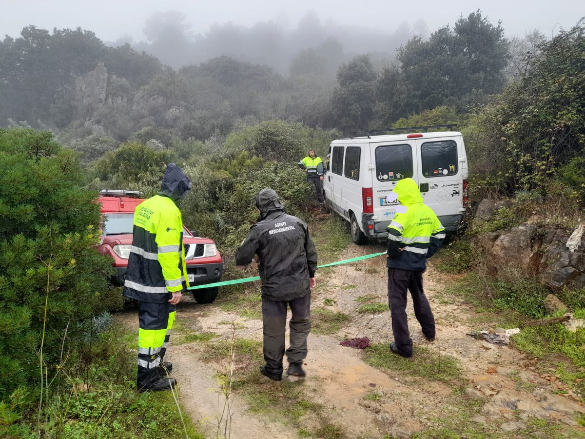 AMGVA's tweet photo. Agentes Medioambientales junto a Bomberos Forestales asistiendo la liberación de furgoneta de agricultor.

Servicios que se realizan a diario poco o nada conocidos 👍👏

Buena actuación con buen final 🚜🫒 https://t.co/hfhrqIgeyw