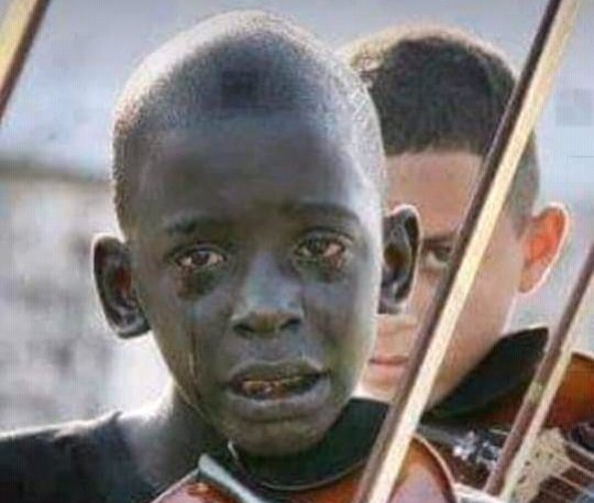 هذا الطفل (دييكوفرازاو) وهو يعزف في جنازة  معلمه المقطوعة  المفضله لدي معلمه الذي انتشله من بيئه الفقر والاجرام وفازت بأفضل لقطه من قبل الأمم المتحدة