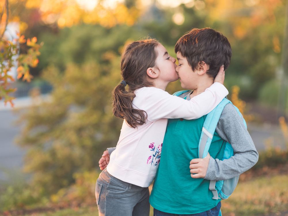 Kid s love. Детский поцелуй. Любовь детей 10 лет. Французский поцелуй детей. Поцелуй девочек.