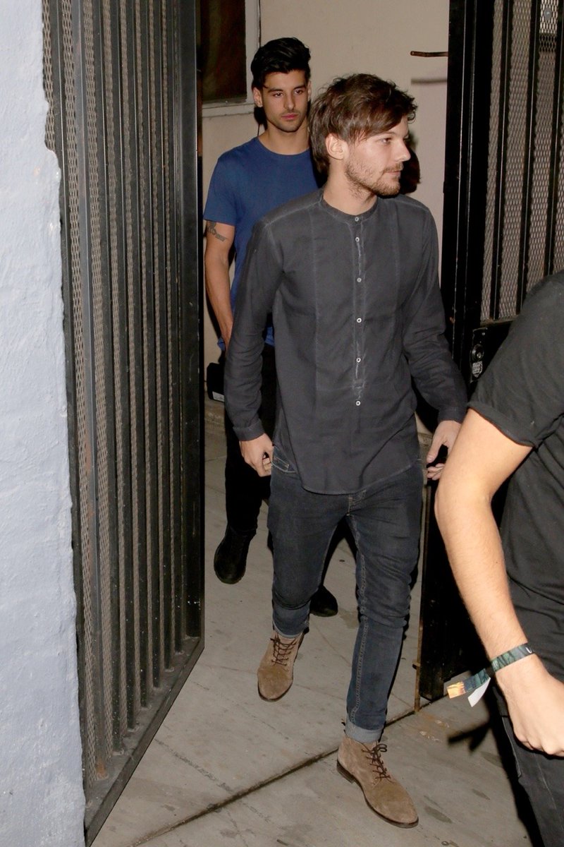 LouisOnThisDay's tweet photo. 📸 November 16 2016 - Louis and his friends are papped leaving a club in LA. https://t.co/wrqXzc7XcI