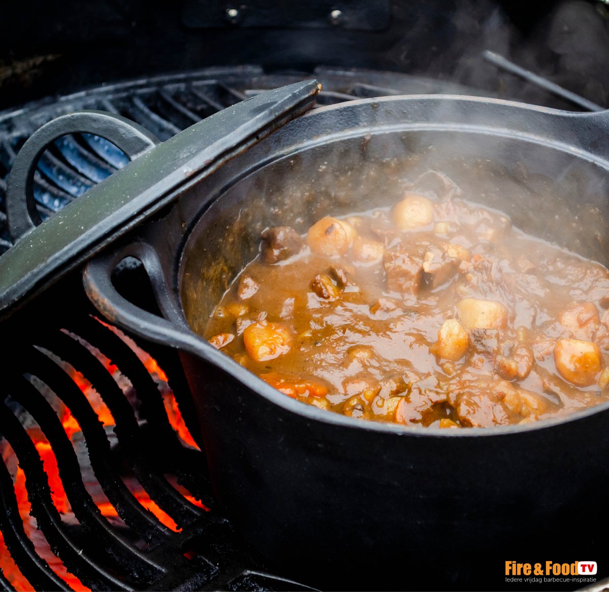 De herfst en de winter is de tijd om lekker in de Dutch Oven een goedgevulde stoofpot te maken. Bastiaan gaat aan de slag met hertenpoulet en bier! Dat komt zeker goed! Kijk je mee 🎥 youtu.be/dlCZBFAH70c