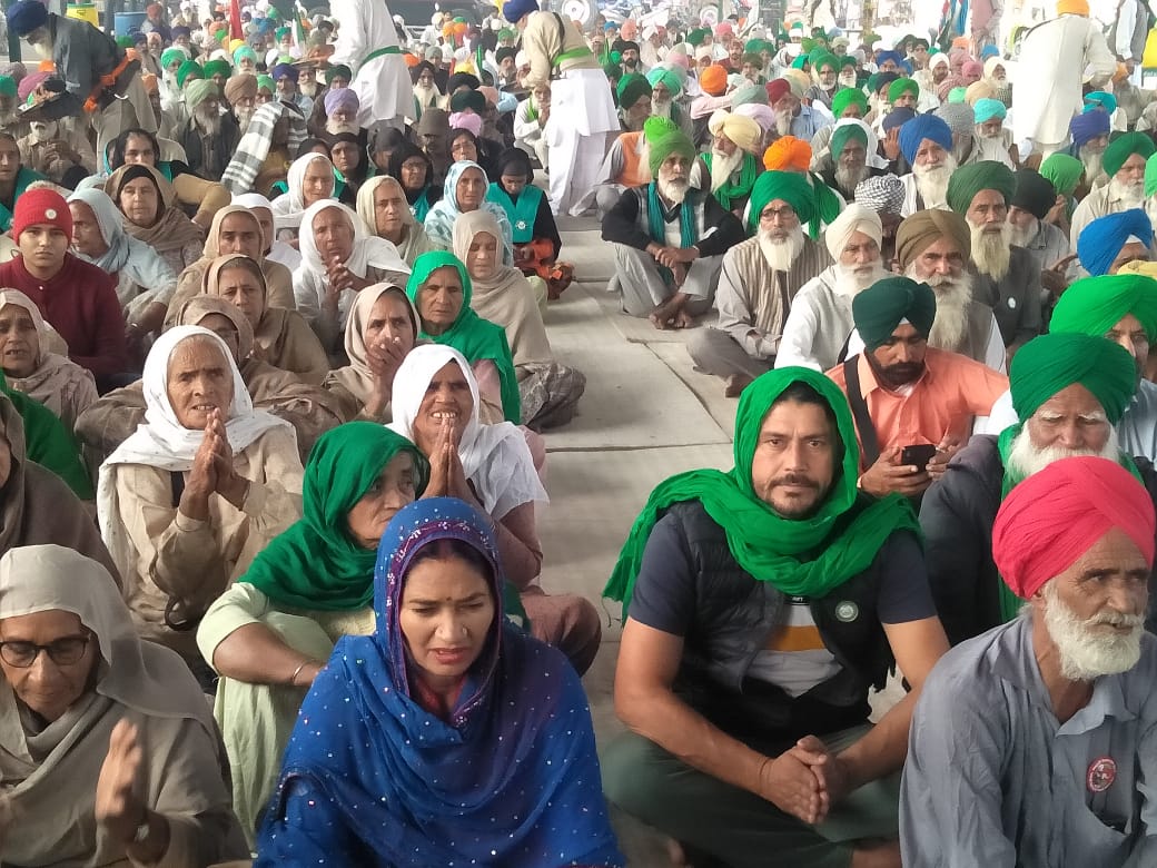 kisanektamorcha's tweet photo. Visuals from Tikri border after getting news of repeal of three farm laws. https://t.co/xgaAkPl044