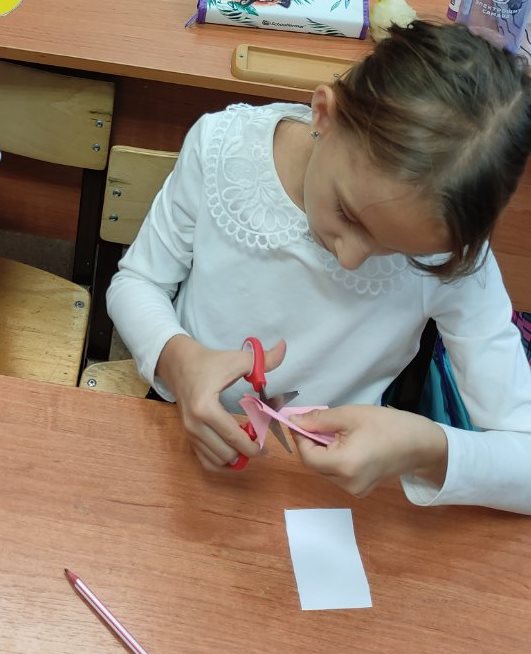 Творчество – это не только удовольствие, но ещё и полная свобода для фантазии и деятельности, самовыражение ребенка. Занятия творчеством развивают  память, мышление, мелкую моторику рук. Педагог Пащенко Альбина Ивановна, проводит занятия на базе МБОУ школа № 9.