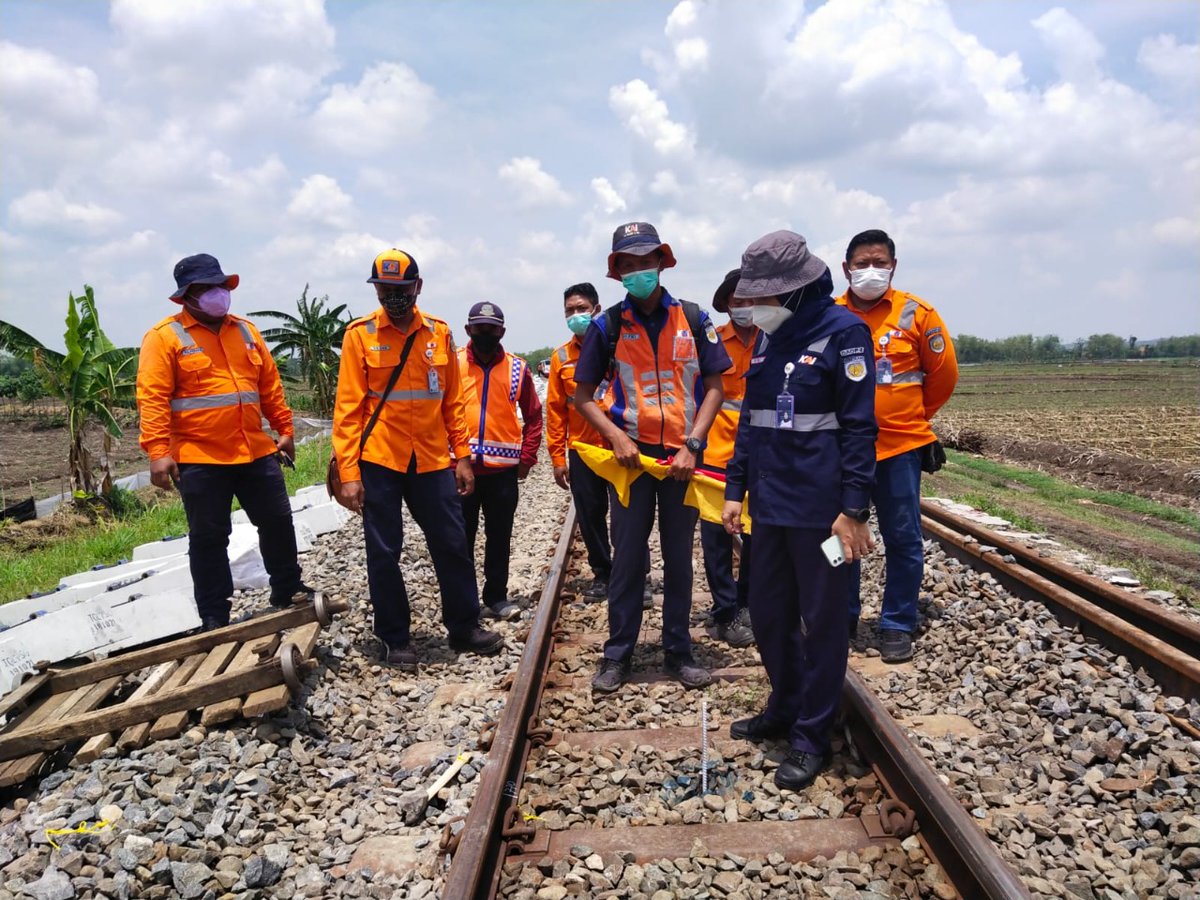 krde_official's tweet photo. Halo Rencang Railfans ...

Menghadapi peningkatan curah hujan, PT Kereta Api Indonesia (Persero) Daerah Operasi 4 Semarang mengadakan berbagai langkah antisipasi untuk meminimalisasi ancaman faktor alam yang dapat mengganggu perjalanan KA.

@keretaapikita @mas_didiek https://t.co/6UCyKjETDr