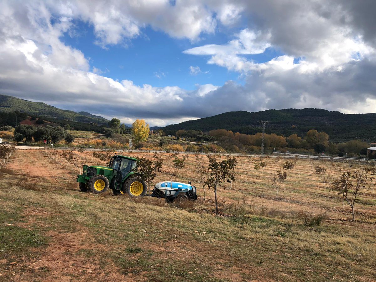 RihSegura's tweet photo. 🚜Mientras esperamos a las lluvias, realizamos tratamientos post cosecha a nuestros pequeños nogales. Son los mimados de nuestra #fincaexperimental. Y si, aún estando en #ecológico, se tratan y se cuidan. Hay muchos productos aptos disponibles en el mercado.🌿
#nogal #otoñoagro https://t.co/yGid6QCci5