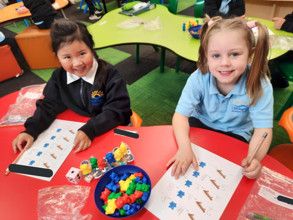 MillyyMoo's tweet photo. Happy FriYAY everyone 🥳🎉

During numeracy we have been learning to share into equal groups. It is so good to see that they are finally understanding the concept and getting that 'lightbulb' moment 💡 #GlengalaPROUD https://t.co/AYnio1Ju48