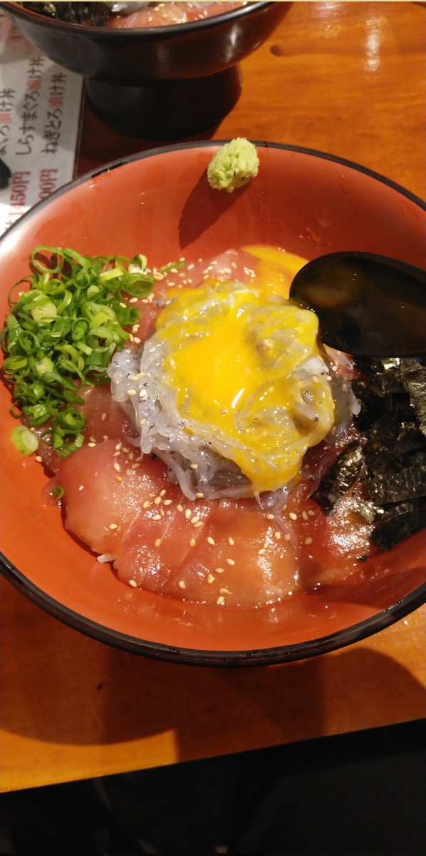 [どろめ熱海駅前店]さんにて
生しらすまぐろ漬け丼。
これが食べたかった。
おいしー\(^o^)/ 