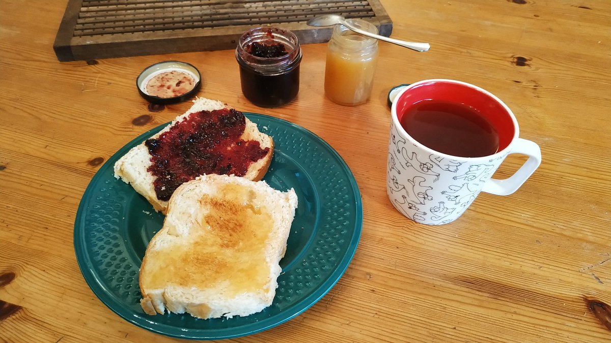 Ce matin je me fais un petit déj avec les douceurs de <a href="/RogerQuaranted2/">Valérie R42 Culture Gourmande #RLCCC #FKCC🦄🐱</a> ! 😋🤩 
Ma journée commence TRÈS bien !
Et vous ?