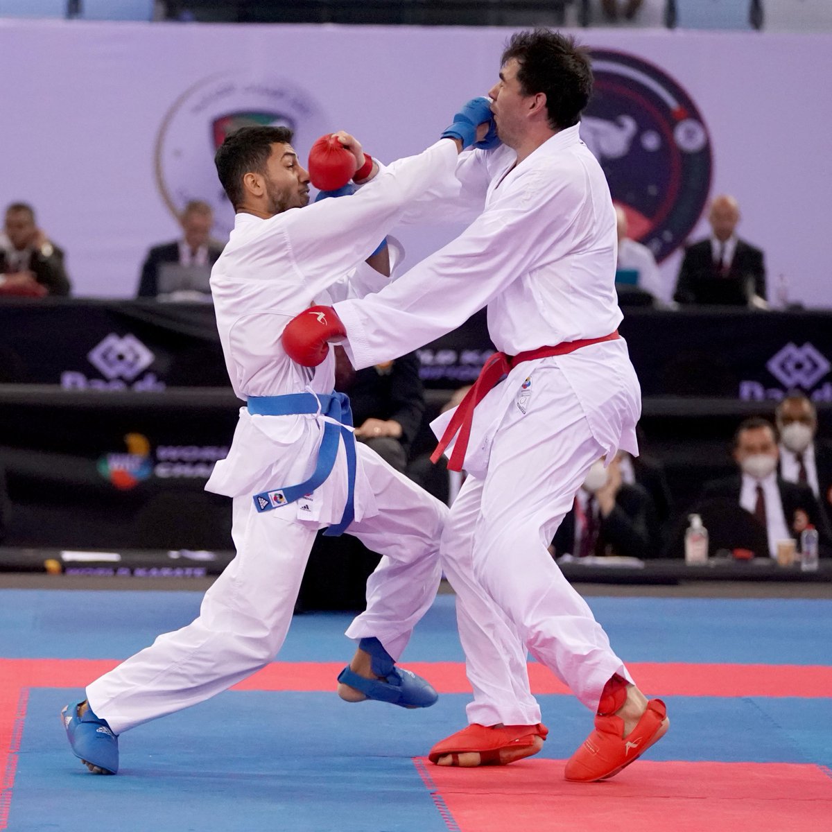 Dünya Karate Şampiyonası'nda ilk turu bay geçen Erkek Kumite Milli Takımımız ikinci turda Meksika'yı Rıdvan Kaptan, Enes Bulut ve <a href="/_burakuygur/">Joker</a>'un galibyetleri ile geçti ve üçüncü tura çıktı. #karateturk