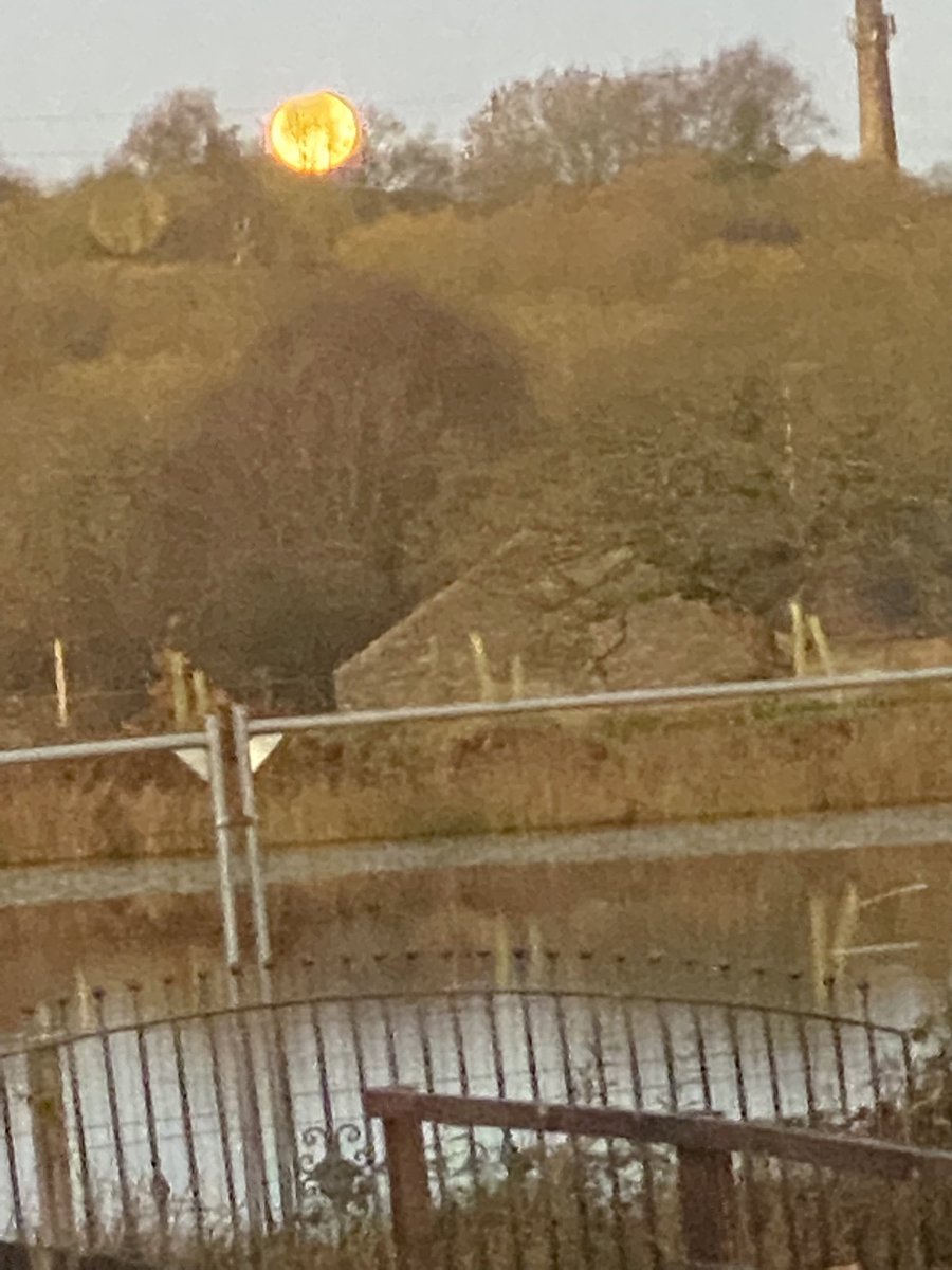 enterpriseali's tweet photo. The moon over Tottington @7.10am https://t.co/WN4jAkm21X