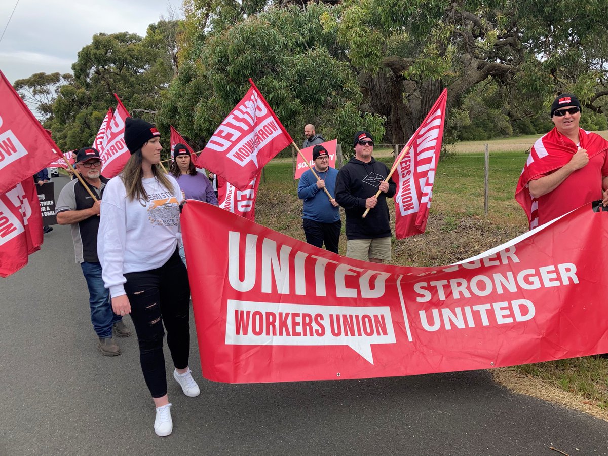 UnitedWorkersOz's tweet photo. And even MORE of the strike action: Mt Gambier Prison staff in South Australia walk off the job due to safety concerns, lack of fair pay. Staff and supporters took their protests to the road! #saparli @unionsaustralia @SAUnions https://t.co/igyVTEWrBv
