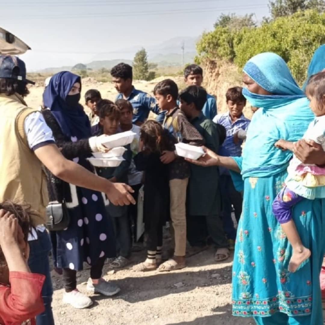 froodsorg's tweet photo. Let's drive away the cold and the hunger together!.Froods has resumed the conduction of weekly food drives to help out our fellow Pakistanis in this harsh and unforgiving weather. Let's work together to make this world a better place for others. https://t.co/3fwoLe2INR