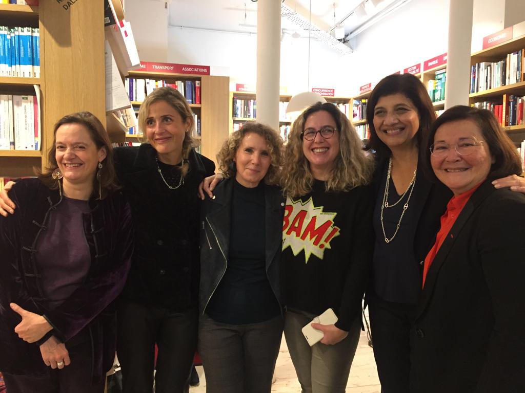 Femmes De Justice (@femmesdejustice) on Twitter photo En présence de <a href="/NBelloubet/">Nicole Belloubet</a> et <a href="/SylvieFaye/">Sylvie FAYE</a> à la <a href="/libdalloz/">Librairie Dalloz</a> avec les bâtonnier.e.s : Christiane Féral-Schul, Marie-Aimée Peyron et Julie Couturier. L'occasion de montrer que les Femmes de Justice ont des choses à dire 📢 et à écrire 📝et le font 👍🙏
<a href="/2gapF/">2Gap France</a>
<a href="/admoderne/">Femmes AdModerne</a> En présence de <a href="/NBelloubet/">Nicole Belloubet</a> et <a href="/SylvieFaye/">Sylvie FAYE</a> à la <a href="/libdalloz/">Librairie Dalloz</a> avec les bâtonnier.e.s : Christiane Féral-Schul, Marie-Aimée Peyron et Julie Couturier. L'occasion de montrer que les Femmes de Justice ont des choses à dire 📢 et à écrire 📝et le font 👍🙏
<a href="/2gapF/">2Gap France</a>
<a href="/admoderne/">Femmes AdModerne</a>
