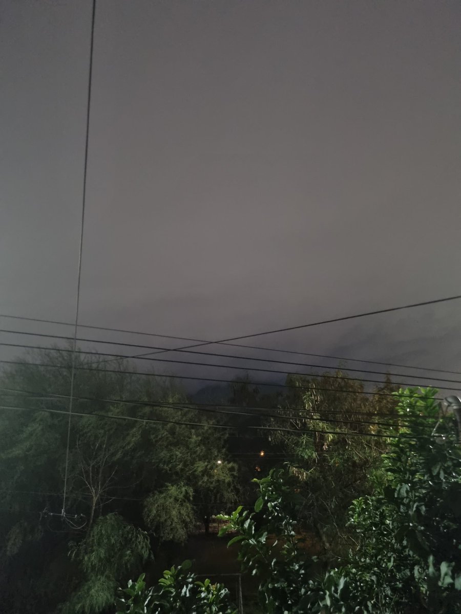 CarrilesMonica's tweet photo. -Yo queriendo ver el #EclipseLunar que no volverá a suceder hasta dentro de 600 años

El cielo: https://t.co/wfYG3pZRlb