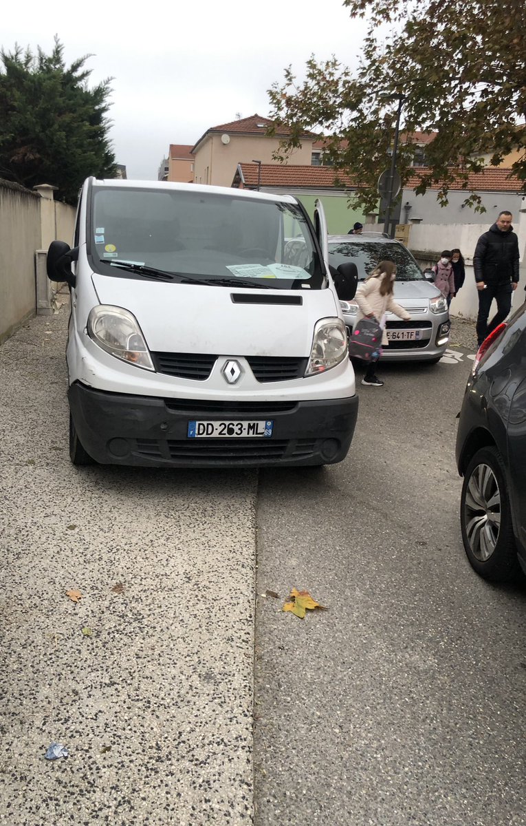 VeloStFons's tweet photo. Idée du jour💡: rien de mieux finalement qu’un véhicule volé, abandonné lâchement sur un trottoir à #StFons pour ralentir la circulation automobile d’une rue.
On pousse l’idée un peu plus loin @SaintFons pour que les rues deviennent vraiment piétonnes devant les écoles? https://t.co/mLxUE6gtq2