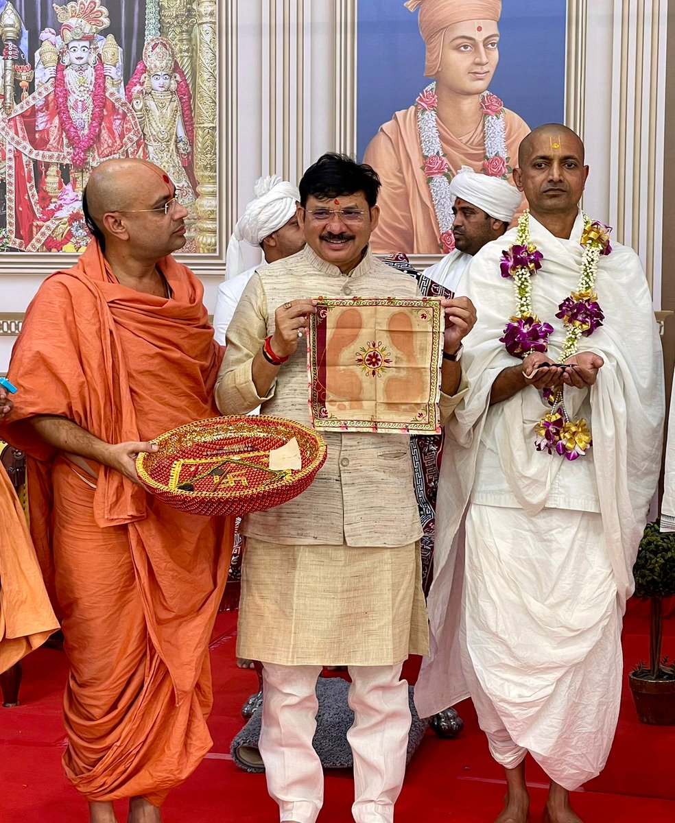 devusinh's tweet photo. શ્રી સ્વામિનારાયણ મંદિર વડતાલધામ આયોજીત કાર્તિકી સમૈયો - 2021 નિમિત્તે ભગવાન સ્વામિનારાયણના લીલા ચરિત્ર તથા તેમના સંપર્કમાં આવેલ પવિત્ર વસ્તુઓના દર્શન કરી ધન્યતા અનુભવી અને  પ.પૂ. ધ.ધૂ. 1008 આચાર્ય શ્રી રાકેશપ્રસાદજી મહારાજશ્રી ત��ા  વક્તા પ. પૂ. સદ્. શ્રી જ્ઞાનજીવનદાસજી સ્વામી, https://t.co/R2fwZDK8JC