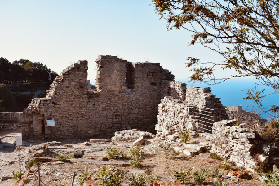 fiveintravel's tweet photo. 💻NUOVO BLOG POST
Link➡️https://t.co/ZtgLmiSTYq
Oggi proponiamo la 3° tappa del nostro "Viaggio di Miele" e lo facciamo visitando un borgo decisamente dolce e romantico: #Erice! Dolce come le meravigliose genovesi e romantico come i panorami che regala!
#fiveintravel #sicilia https://t.co/oF2uhuN1Ld
