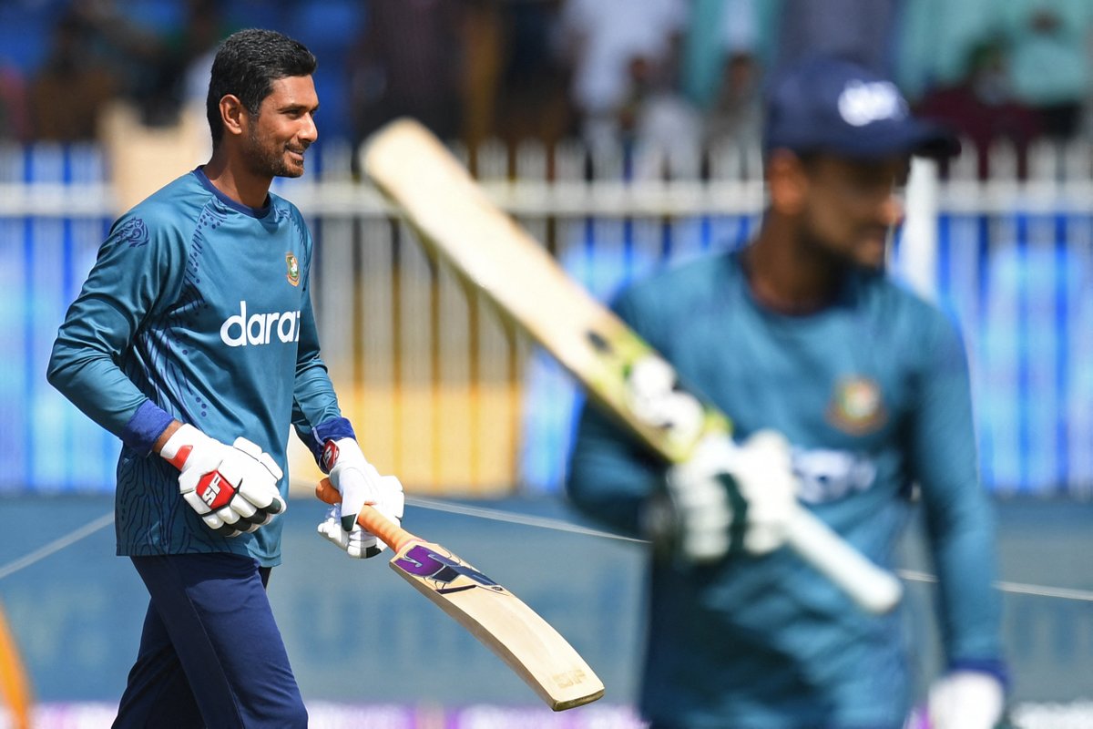 Toss news from Dhaka 📰

Bangladesh captain Mahmud Ullah has opted to bat in the first #BANvPAK T20I 🏏