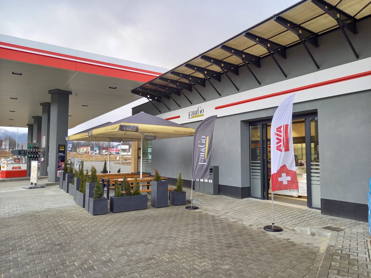 a_bobrukiewicz's tweet photo. Nasze nowe ogrodki spojne z konceptem Eat&amp;Go sa juz na stacjach AVIA Stacja Paliw ⛽️😃

Jestem naprawde dumna z naszego konceptu i ogromu zmian, ktore wprowadzilismy, bo zgodnie z nasza strategia i kampania zmieniamy sie na plus ➕ 
 
#Unimot #Avia #WielkiPlusNaTwojejDrodze 🇨🇭 https://t.co/BV0vqVL9aj