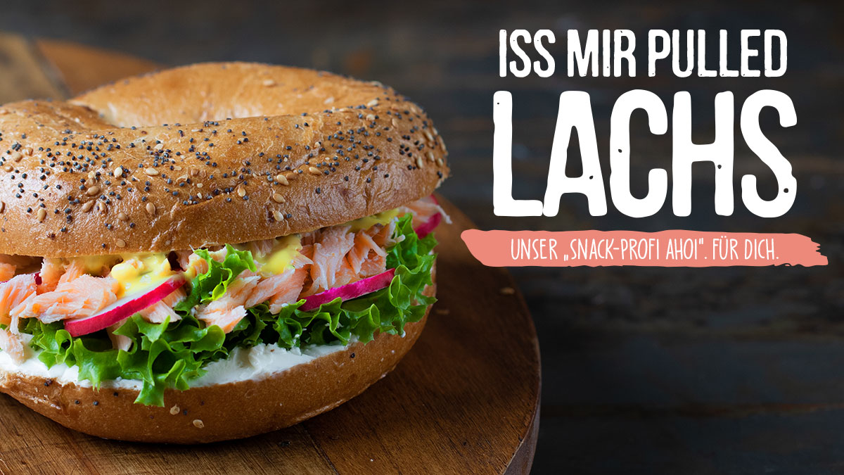 Backfactory's tweet photo. Ahoi Kameraden⚓️
Dürfen wir euch unseren neusten Fang vorstellen? Unser „Snack-Profi Ahoi“ ist da🐟
Leckerer Mixbagel trifft hier auf Pulled Lachs, knackige Radieschen, cremigen Frischkäse und Honig-Senf-Dip.
Den ganzen Dezember und auch noch im Januar in allen Stores verfügbar https://t.co/geWN43r78V