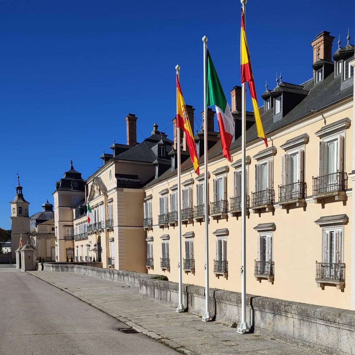 Con motivo de la reciente visita oficial de SE el Presidente de la República Italiana,señor Sergio Mattarella, <a href="/MeliaHotelsInt/">Meliá Hotels International</a>
ha prestado en el Palacio Real de El Pardo los servicios de alojamiento y restauración, dando valor a la hostelería española y por ende a la marca España