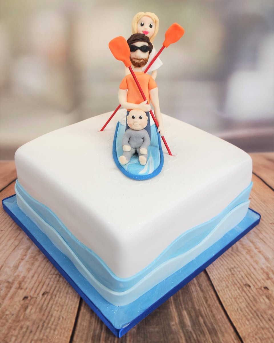 A bespoke paddle boarding cake for a special occasion 🛶👨‍👩‍👦

#bespokecakeexeter #birthdaycake  #birthdaycakeexeter #paddleboard #familyadventure #paddleboardcake #bespokemodels #craftycakesexeter