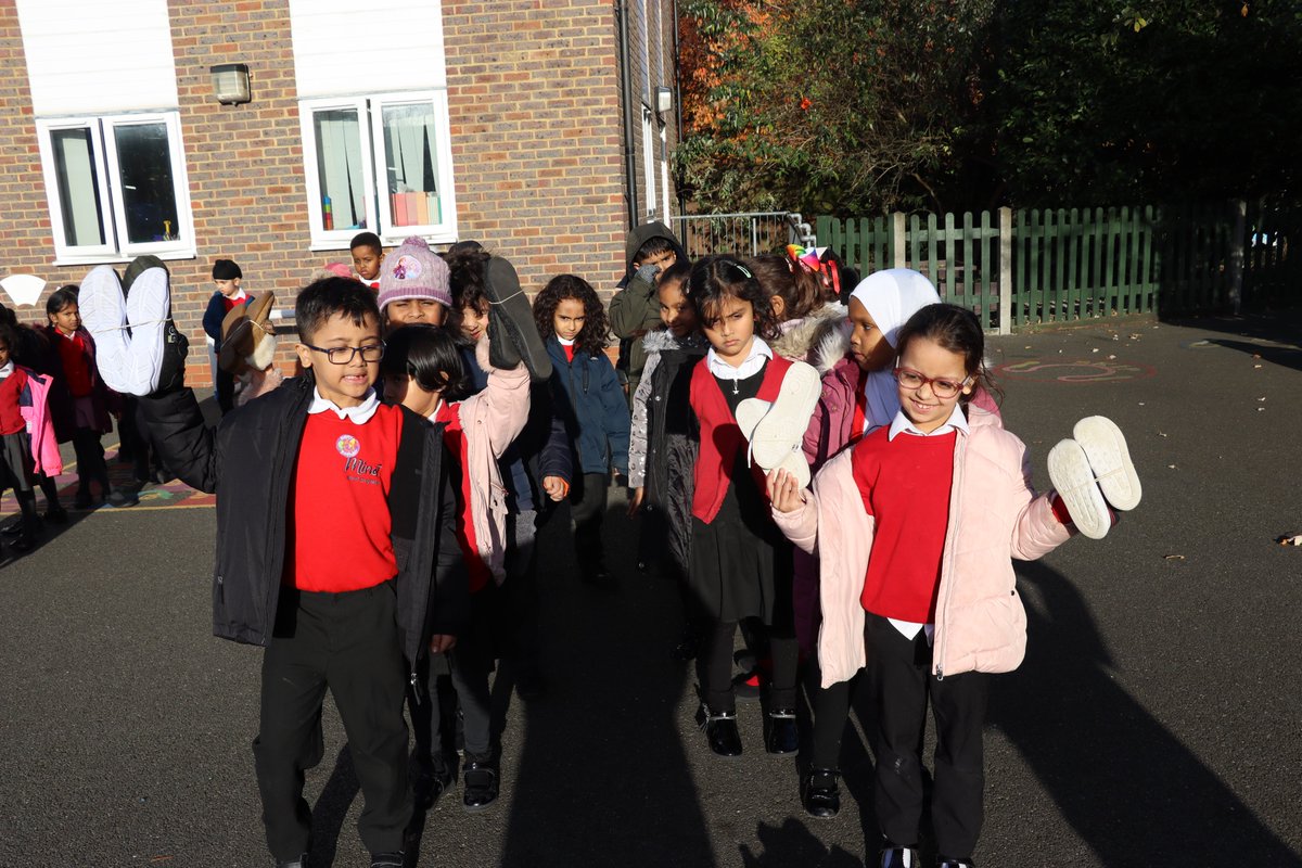 minetinfants's tweet photo. In the afternoon we took part in #SHOESHARE in conjunction with #Clarks and #UNICEF. A big thankyou to all the families for bringing your old shoes.👠👡👢🥿👞👟🩰 https://t.co/vAtU0GPSix