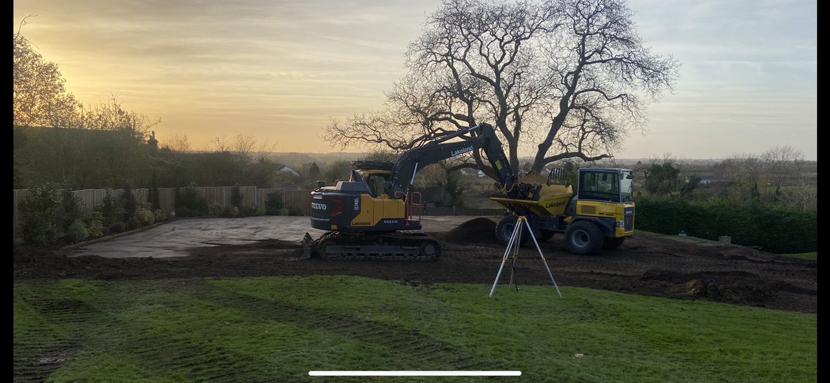 LakelandE's tweet photo. New 1st Tee at The Bedford &amp; County GC with @ohtall1 @Fineturf @adibutt28 @SMT_GB @engcon_uk #Golf #Construction https://t.co/YciUTUnoxu