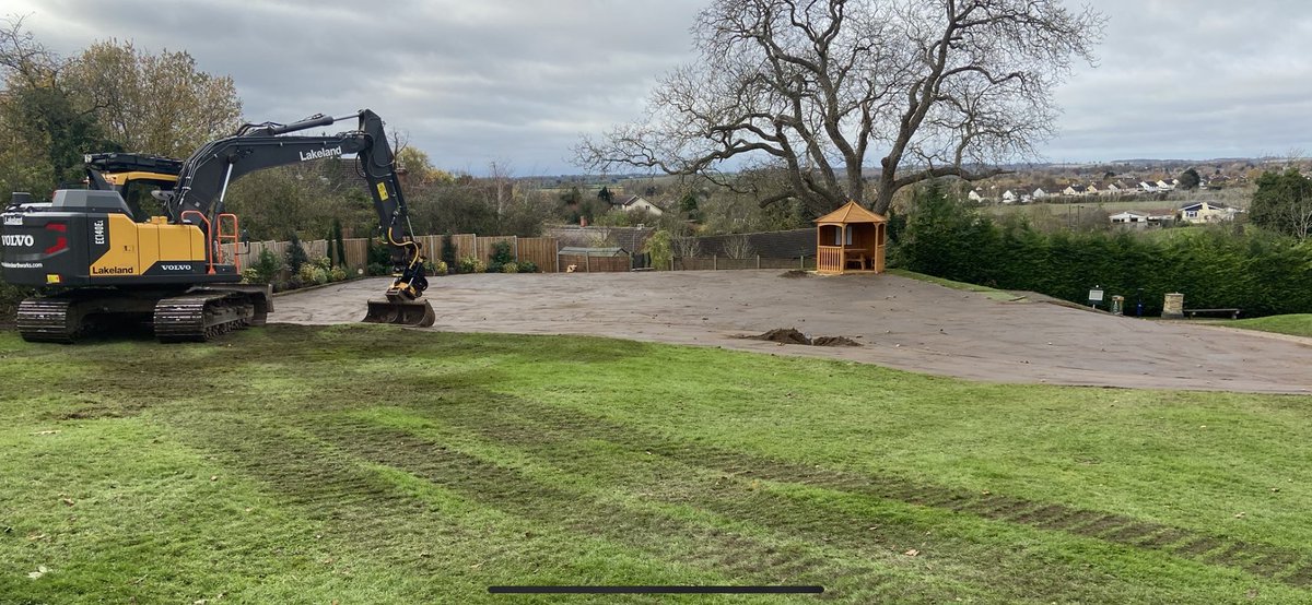 LakelandE's tweet photo. New 1st Tee at The Bedford &amp; County GC with @ohtall1 @Fineturf @adibutt28 @SMT_GB @engcon_uk #Golf #Construction https://t.co/YciUTUnoxu