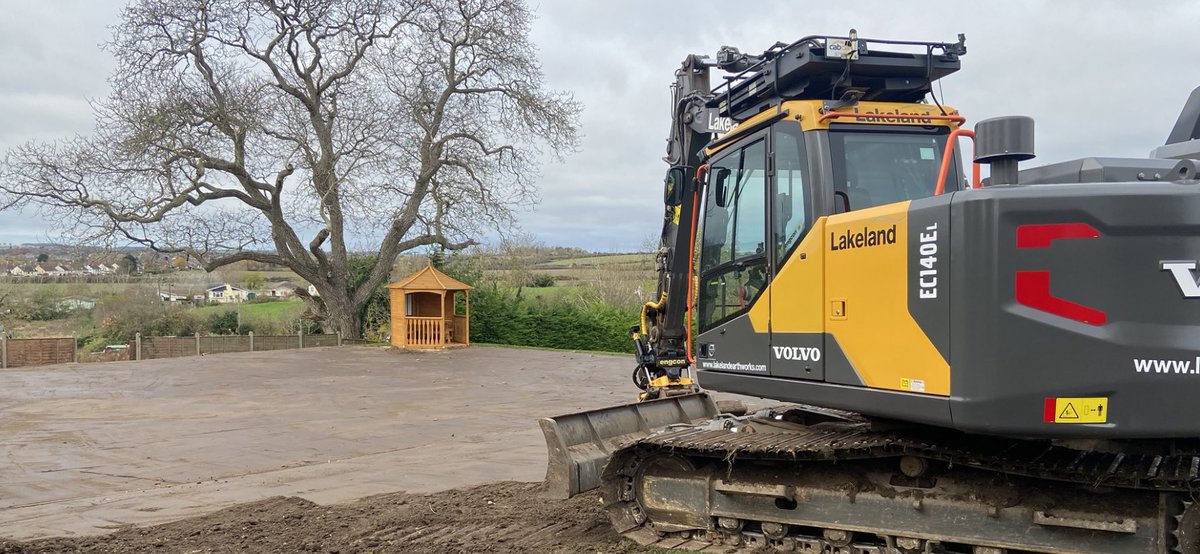 LakelandE's tweet photo. New 1st Tee at The Bedford &amp; County GC with @ohtall1 @Fineturf @adibutt28 @SMT_GB @engcon_uk #Golf #Construction https://t.co/YciUTUnoxu