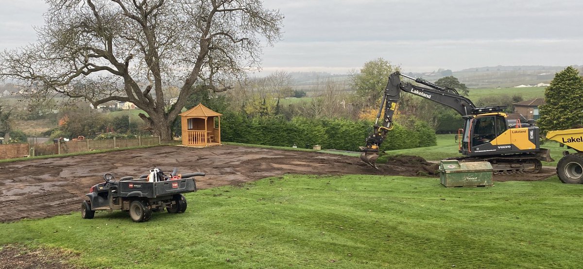 LakelandE's tweet photo. New 1st Tee at The Bedford &amp; County GC with @ohtall1 @Fineturf @adibutt28 @SMT_GB @engcon_uk #Golf #Construction https://t.co/YciUTUnoxu