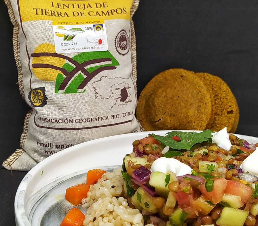 Si eres de los que el fin de semana experimentas en la #cocina, ¿Te atreves con esta receta de <a href="/Antonionlcocina/">Antonioenlacocina</a>?: 

- Ensalada y panecillo de #LentejasDeTierraDeCampos con aires marroquíes.

La receta: bit.ly/3nx7aOh