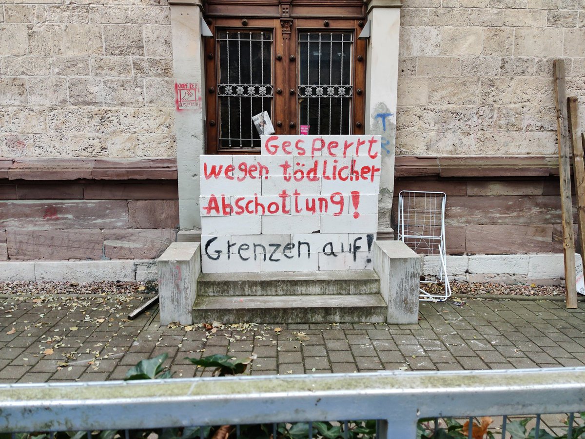 linksunten_goe's tweet photo. 0910 in #Solidarität mit #Geflüchteten an der polnisch-belarussischen #Grenze wird grade das #SPD #Büro in #Göttingen blockiert. 
Aktivist:Innen fordern dass die #Geflüchteten sofort evakuiert werden https://t.co/ufkHHWl4LX